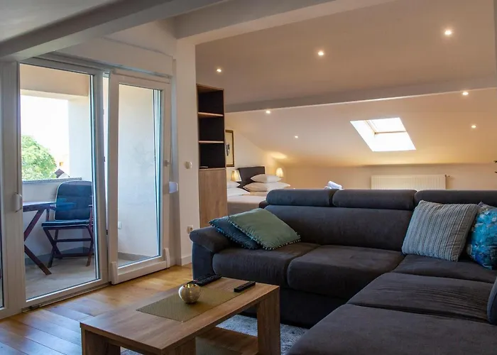 Iadertina Duplex With Garden Daire