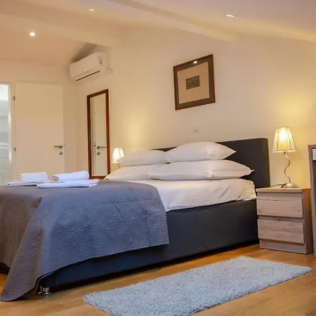 Iadertina Duplex With Garden Apartment